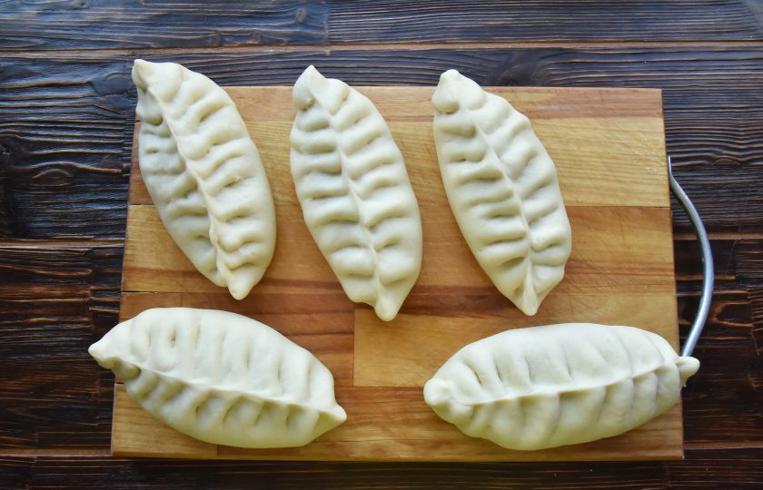 1. Этап. Пигоди по-корейски: Таким образом сформируйте все изделия из оставшегося теста и начинки. Перед приготовлением пигоди на пару дайте им немного расстояться.