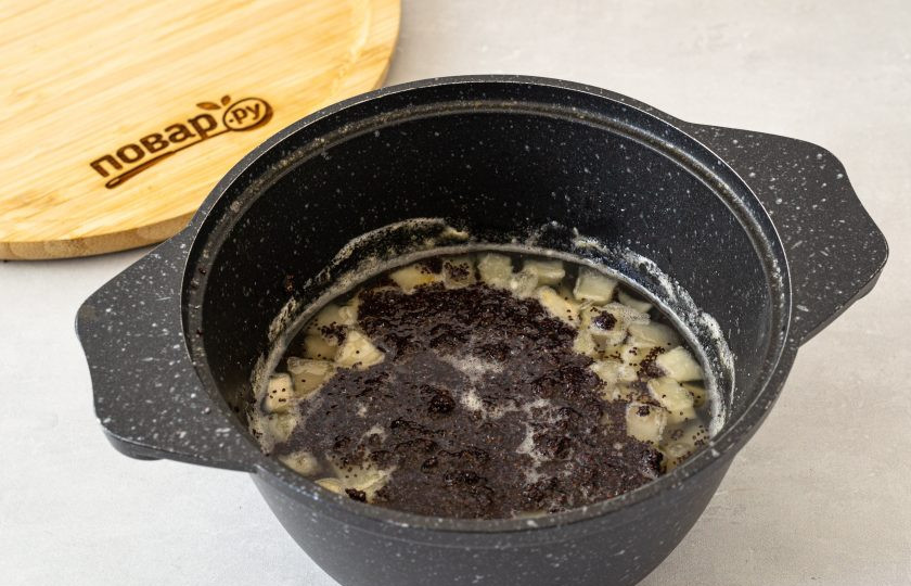 1. Этап. Варенье из груши с маком и ванилью: Добавьте мак, аккуратно перемешайте. Проварите еще 5 минут.