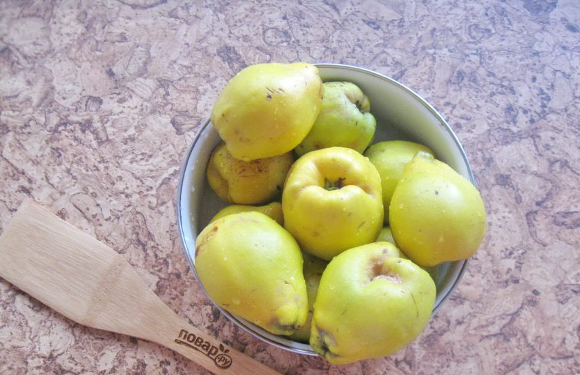 1. Этап. Настойка из айвы: Айву тщательно помойте.