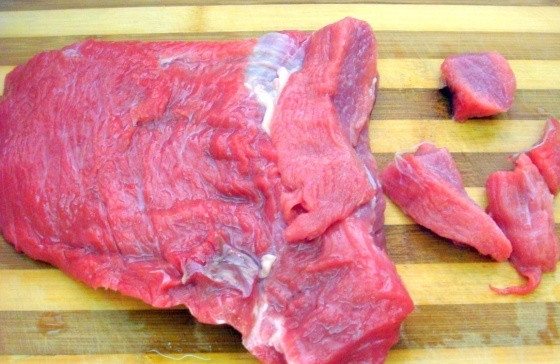 1. Этап. Аджаб сандал с мясом: Говядину промойте и нарежьте небольшими кусочками.