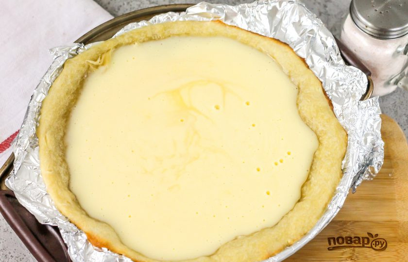 1. Этап. Сметанник из песочного теста: Затем извлеките форму и залейте в нее начинку. Если вы поместите вместе и тесто, и начинку, то тесто не пропечется и останется сыроватым снизу! Поместите форму снова в духовку и запеките сметанник примерно 25-30 минут до румяности.