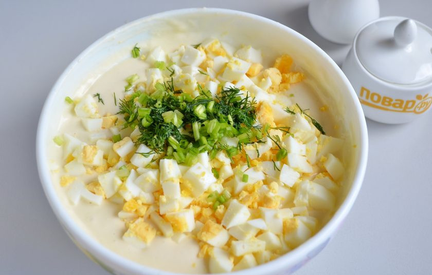 1. Этап. Ленивые пирожки с зеленым луком и яйцом: 4. Вареные яйца порубите ножом, измельчите зелень, я добавила еще немного укропа. Добавьте начинку сразу в тесто.