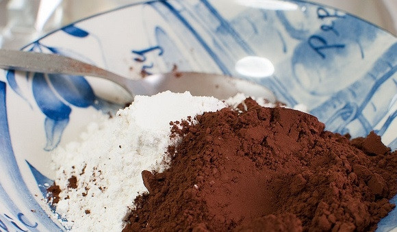 1. Этап. Простой шоколадный бисквит: 1. В миске смешайте пшеничную муку и какао-порошок.