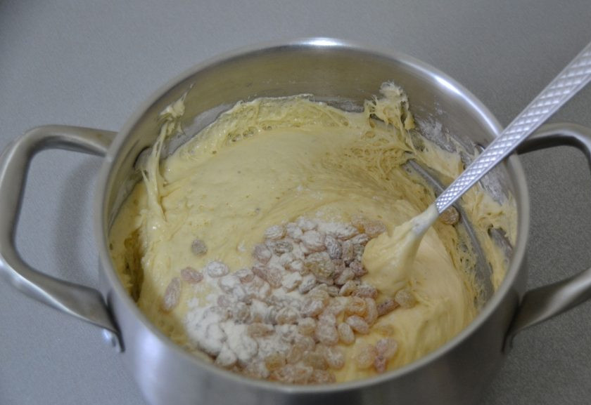 1. Этап. Мини-куличики на Пасху: Вмешайте изюм в тесто.