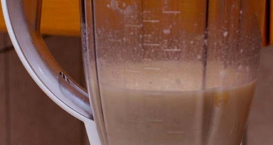 1. Этап. Молочный коктейль с бананом и шоколадом: 2. В блендер влейте часть порции молока. Положите часть мороженого. Добавьте подготовленный банан. Взбейте все до однородности. Вылейте содержимое в высокий стакан.