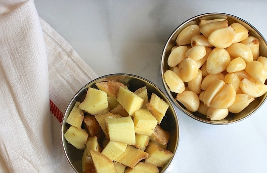 1. Этап. Имбирно-чесночная паста: 1. Очистите имбирь и чеснок.