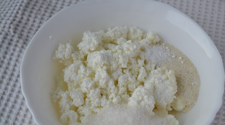 1. Этап. Ватрушка на кефире: 2. В это же время творог разминаю вилкой, добавляю манку, оставшийся сахар и ванильный сахар, перемешиваю.