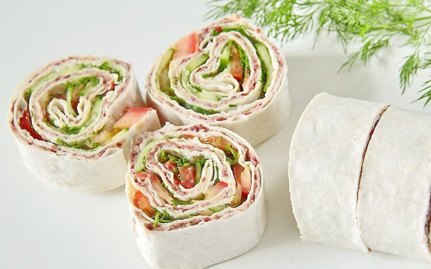 1. Этап. Лаваш с приправой из фасоли: Сверните лаваш в плотный рулет и нарежьте острым ножом на порционные кусочки.