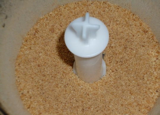 1. Этап. Бисквитные пирожные с кремом: 9. Измельчите их в чаше блендера в крошку.