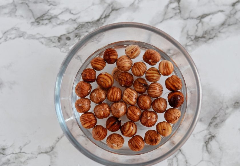 1. Этап. Молоко из фундука: Замочите фундук в воде на 6-8 часов. Затем хорошо промойте орехи.