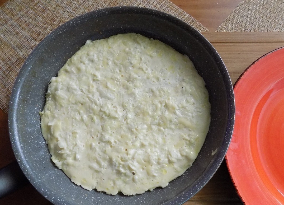 1. Stage. Cabbage casserole in a pan: Take off the pan, leave the fire on and take a suitable plate with a diameter equal to the diameter of the pan. The casserole should be checked with a spatula to the center. It is not sent somewhere in the pan. We cover the pan with a plate and turn it so that the casserole is in the plate. Then we put it back in the pan, tipping it on the uncooked side. Put the pan back on the fire and bring the casserole to perfection, covering it with a lid.