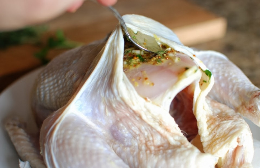 1. Этап. Курица запеченная в лимонном маринаде: Осторожно отделите кожу и распределите ложку маринада на грудку.