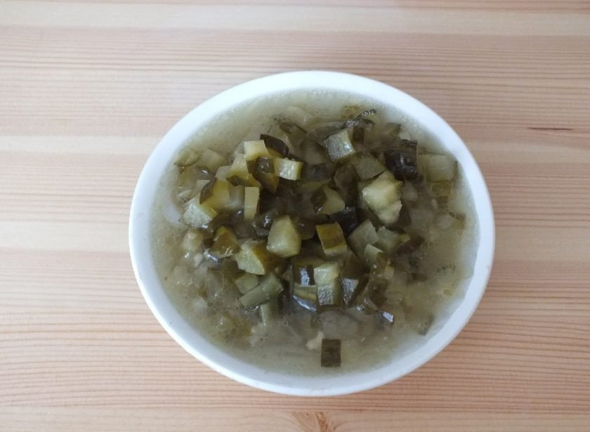 1. Этап. Рыбная солянка: 6. Огурцы нарежьте мелким кубиком. Переложите в сотейник, залейте рассолом, чтобы покрыло огурцы и доведите до кипения, подержите 3 минуты и снимите.