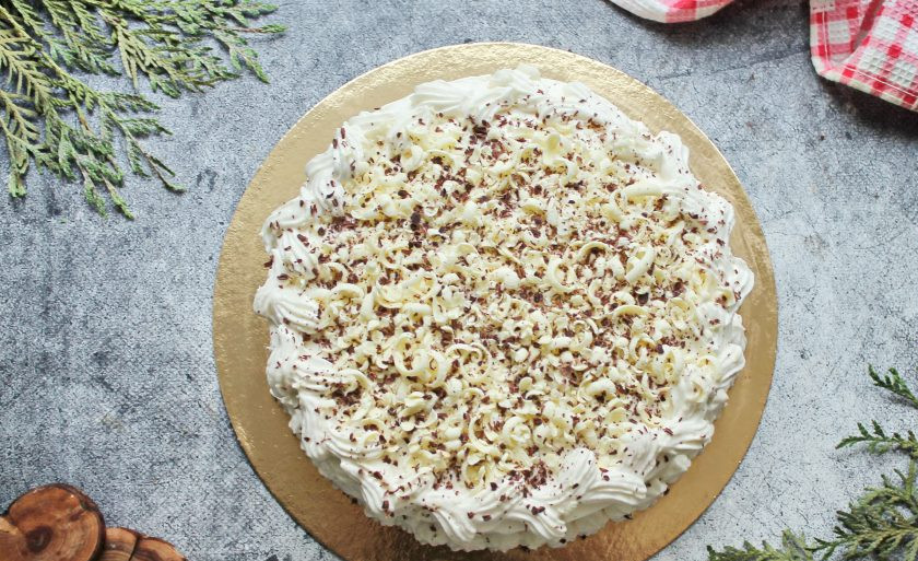 1. Этап. Торт Белые ночи: Края торта украсьте кремом, а верх тертым белым и темным шоколадом. Поставьте в холодильник на 1-2 часа и подавайте.