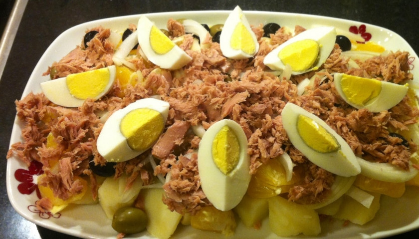 1. Этап. Малагский салат: Вареные яйца режем тоже дольками и выкладываем сверху. Отправляем в холодильник примерно на час. Перед подачей наш готовый малагский салат перемешиваем, солим, перчим и сбрызгиваем оливковым маслом. Вот и все! Приятного аппетита!