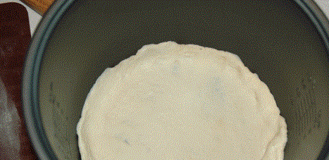 1. Этап. Пицца с креветками в мультиварке: Выкладываем тесто на дно чаши мультиварки, хорошенько разравниваем руками.