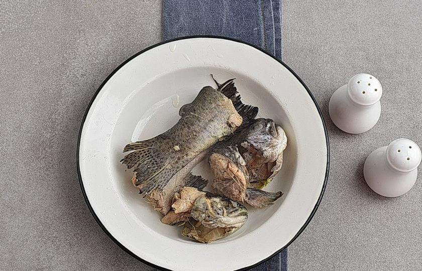 1. Этап. Бульон из рыбы: Извлеките крупные части рыбы, у меня это головы и хвосты форели. Мяса на них вполне достаточно для начинки пирожков или легкого салата. Продолжайте варить бульон еще полчаса на тишайшем огне.