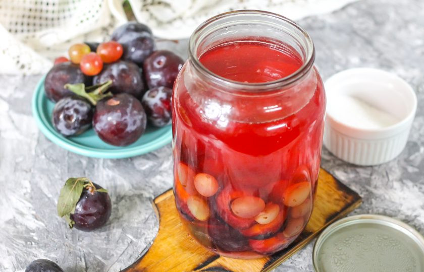 1. Этап. Компот из винограда и слив: Залейте кипящей жидкостью из кастрюли и аккуратно все перемешайте.