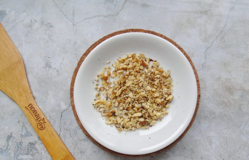 1. Этап. Слоеный салат Граф с курицей, свеклой и черносливом: Грецкие орехи нарежьте.