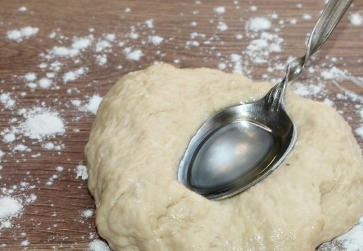 1. Этап. Ленивые пельмени с индейкой и капустой: 4. Вмешать по 1 ст. л. масло растительное, всего 2 ст. л.. Собрать тесто в ком и округлить.