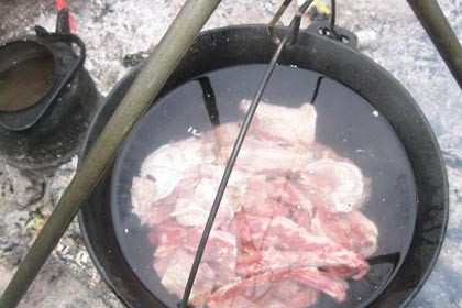 1. Этап. Бухлер из говядины: Мясо сложите в казан и залейте водой.