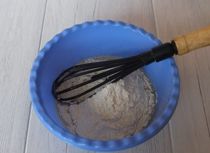 1. Этап. Корзиночки с фруктами и кремом: Добавьте муку, разрыхлитель.