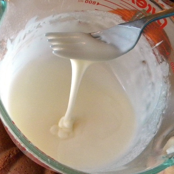 1. Этап. Торт из тыквы: Сливки взбиваем с сахарной пудрой до образования гладкой глазури.