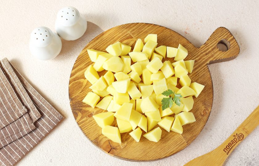 1. Этап. Суп весенний: Картофель нарежьте кубиками.