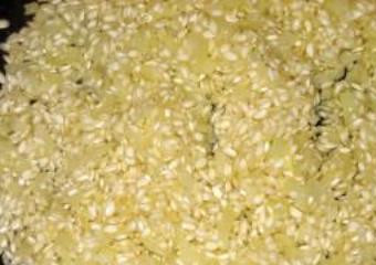 1. Этап. Паэлья с мидиями: Затем добавляем рис, перемешиваем его с маслом и луком. Обжариваем рис на медленном огне, пока он не станет почти прозрачным, и не поменяет цвет с белого на жемчужный.