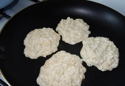 1. Этап. Полезные сырники с отрубями: 4. Разогрейте как следует сковороду с антипригарным покрытием. Можно капнуть капельку масла и размазать кисточкой. Выкладывайте творожную массу ложкой на сковороду и жарьте на среднем огне до румяности с двух сторон. Приятного аппетита!