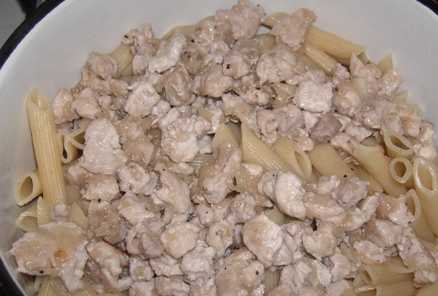 1. Этап. Макароны со свининой в духовке: Перекладываем мясо с макаронами в отдельную ёмкость, можно даже в ту же кастрюлю, в которой варились макароны.