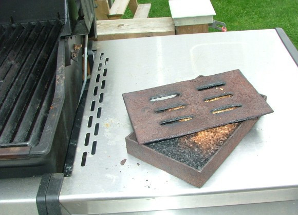 1. Этап. Копченый бекон: На следующий день готовим гриль: одну решетку убираем, наполняем опилками.