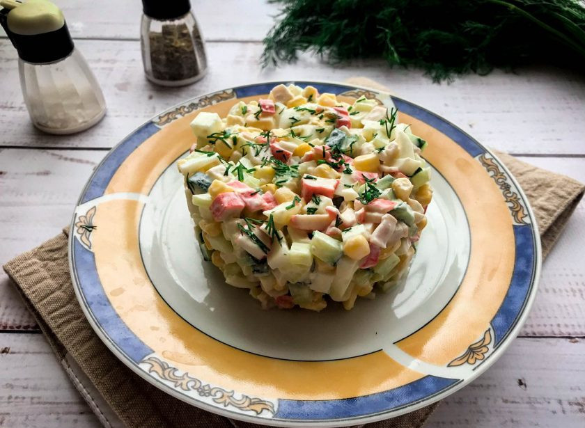 1. Этап. Крабовый салат со сметаной: Крабовый салат со сметаной готов. Приятного аппетита!