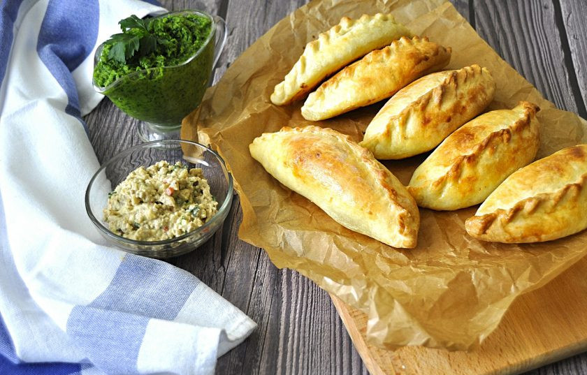 1. Этап. Кибинай: Подавайте кибинай горячими, впрочем, они одинаково хороши и холодными, с мягким рассыпчатым тестом и вкусной сочной мясной начинкой, это обязательно надо пробовать!