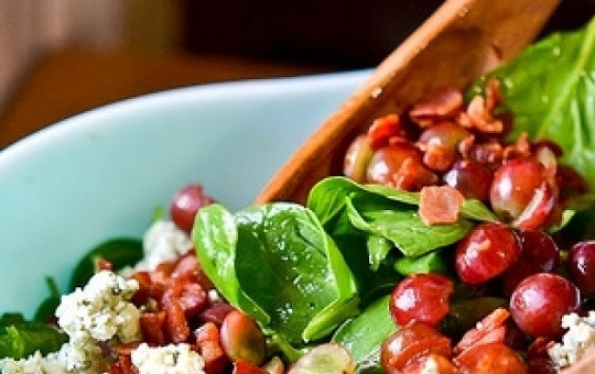 1. Этап. Салат из винограда с сыром: 7. Добавьте его в салатник вместе с беконом и виноградом. Все аккуратно перемешайте — и можно подавать салат к столу. Приятного аппетита!