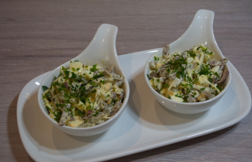 1. Этап. Салат с языком и шампиньонами: Салат слегка охладите в холодильнике. Разложите по порционным мисочкам и подавайте к столу.