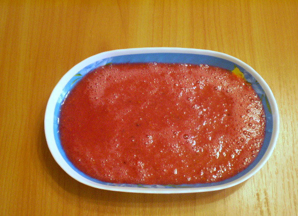 1. Этап. Смородиновый сорбет: 4. Перелейте в удобный контейнер для морозильной камеры. Заморозьте. Обязательно перемешивайте каждый полчаса.