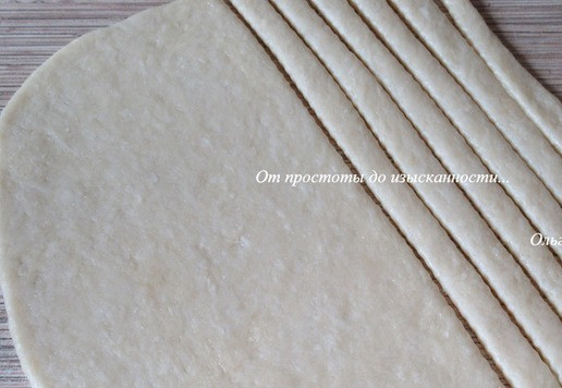 1. Этап. Печенье «Крестики» с орехами: Затем тесто раскатайте, толщиной не менее 0,5 см, нарежьте на одинаковые толщиной полосы.