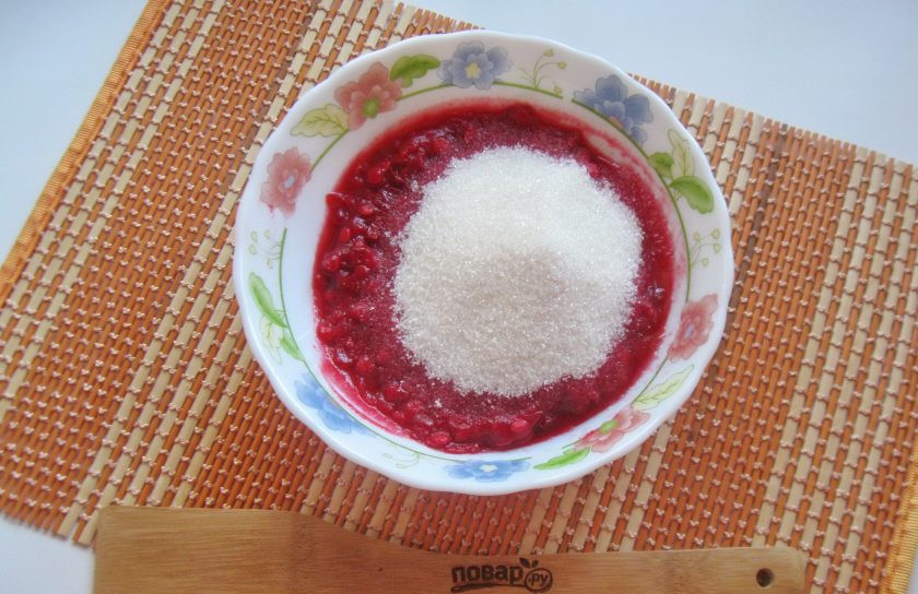 1. Этап. Калина на зиму: Всыпьте в ягодное пюре 2/3 нормы сахара.