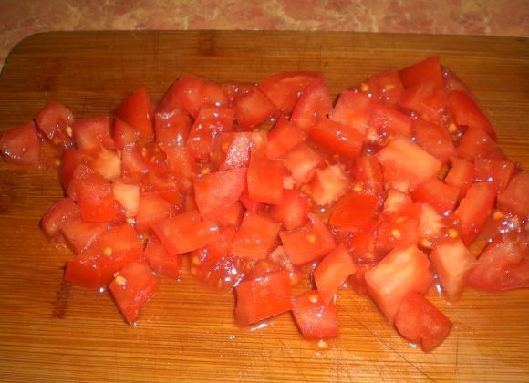 1. Этап. Салат пикантный с языком: Помидоры порежьте кубиками, огурцы — лучше соломкой или брусками.