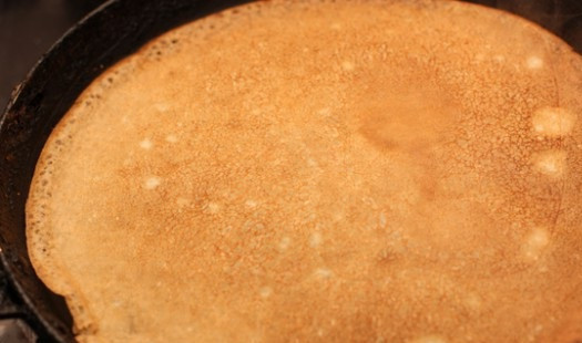 1. Этап. Тонкие блинчики на кефире: 7. Жарятся блинчики довольно быстро. Подавать к столу их можно с начинкой или любимой добавкой - вареньем, сметаной, сгущенкой или мороженым.