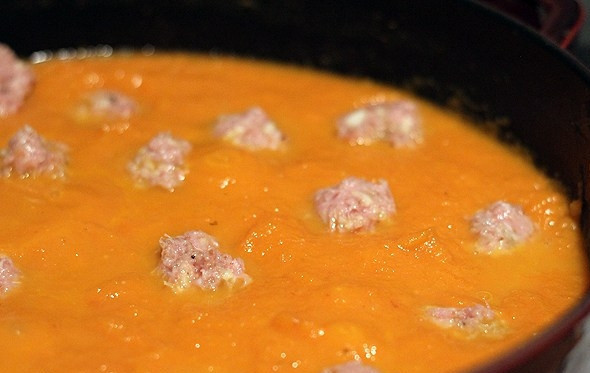 1. Этап. Суп-пюре из моркови с фрикадельками: 5. Сформируйте из фарша небольшие фрикадельки и выложите их в суп. Томите на среднем огне еще минут 10.