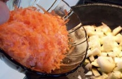 1. Этап. Кабачковая икра с томатной пастой: 1. Очистите лук и нарежьте небольшими кусочками. Помойте морковь. Очистите и натрите ее на крупной терке. Нагрейте сковородку с постным маслом. Выложите в нее лук. Когда лук станет прозрачным, положите в сковородку тертую морковь.