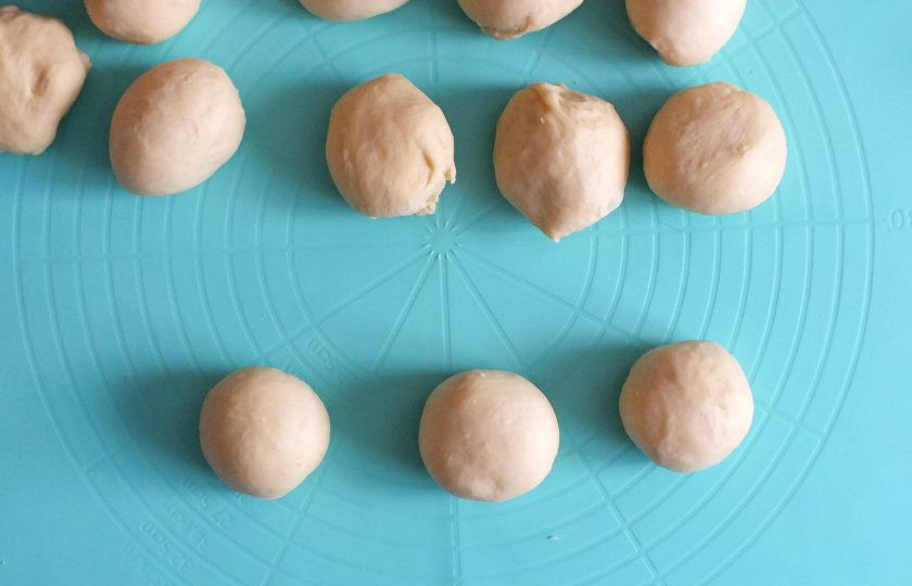 1. Этап. Дучмак с творогом: Каждый кусочек теста подкатайте в шарик.