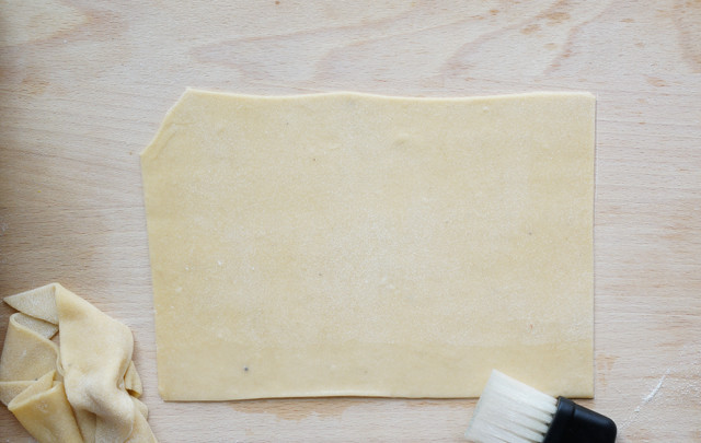 1. Этап. Равиоли с тыквой: Тонко раскатайте тесто и смажьте водой.