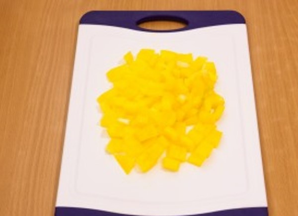 1. Этап. Баранина в духовке в рукаве: Удалите из перца семена и порежьте соломкой.