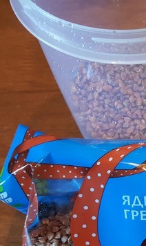 1. Этап. Гречка со шпигом и луком за 10 минут: Почему гречка приготовилась так быстро? Всё просто я использую ядрицу гречневую от ТМ Мистраль. Крупу насыпаю в подходящую ёмкость объёмом 1 л, слегка промываю, заливаю фильтрованной водой и убираю в холодильник. Через пару часов гречка впитывает всю воду и остаётся свежей в течении нескольких суток. Если Вы планируете готовить через несколько часов оставьте ёмкость с замоченной гречкой просто на кухне.