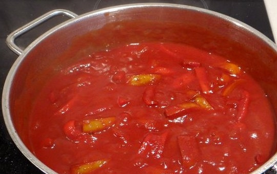 1. Этап. Паста Пенне ригате: Добавьте протертые помидоры и тушите, пока соус не станет густым, около 10 минут.