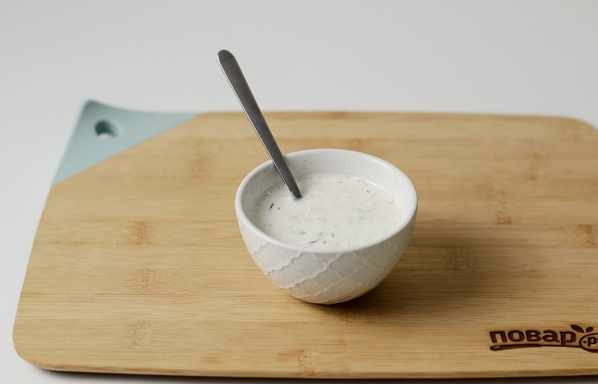 1. Этап. Постный салат с цветной капустой: Для заправки смешайте соевый майонез и минеральную воду до консистенции жидкого йогурта. Добавьте мелко порубленный укроп, соль и перец по вкусу, перемешайте.