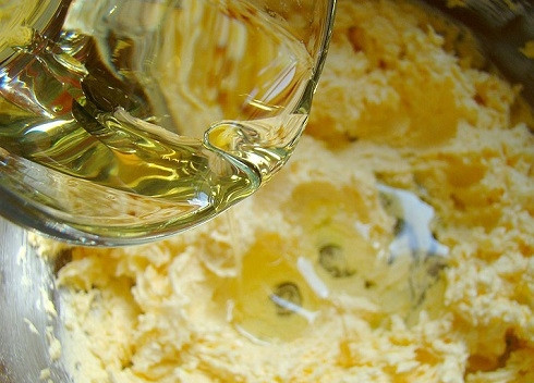 1. Этап. Лимонник пирог: Добавляем растительное масло.